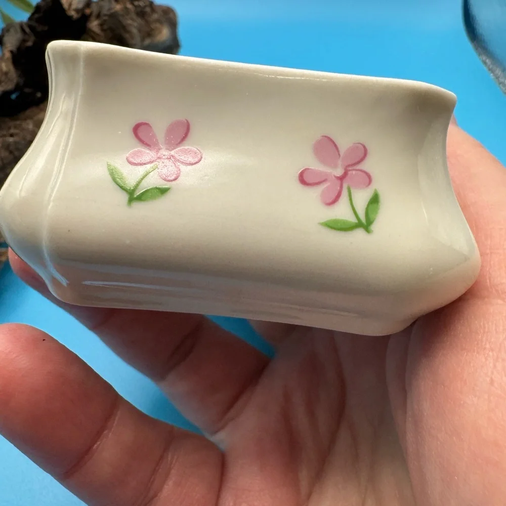 Irice porcelain lidded trinket box. Off-white w/pink &green flowers, gold rim. - Picture 7 of 12